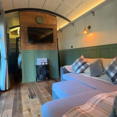 The Holly Hut Hotel Burton  Kültér fotó