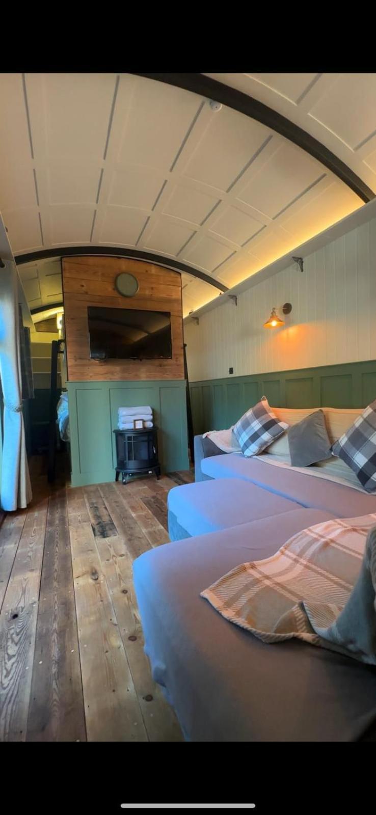 The Holly Hut Hotel Burton  Kültér fotó