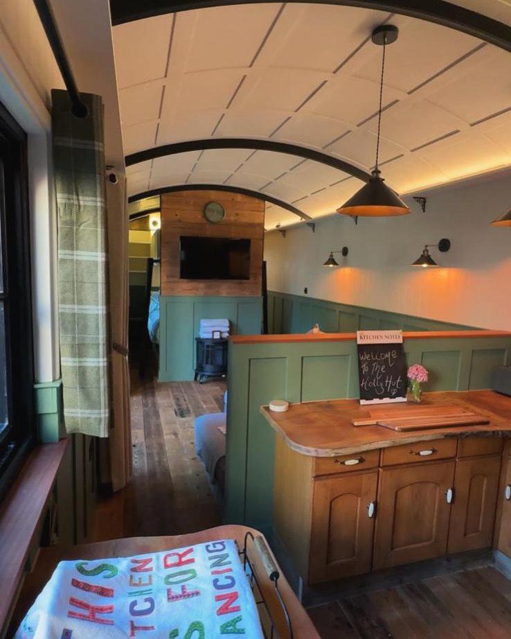 The Holly Hut Hotel Burton  Kültér fotó