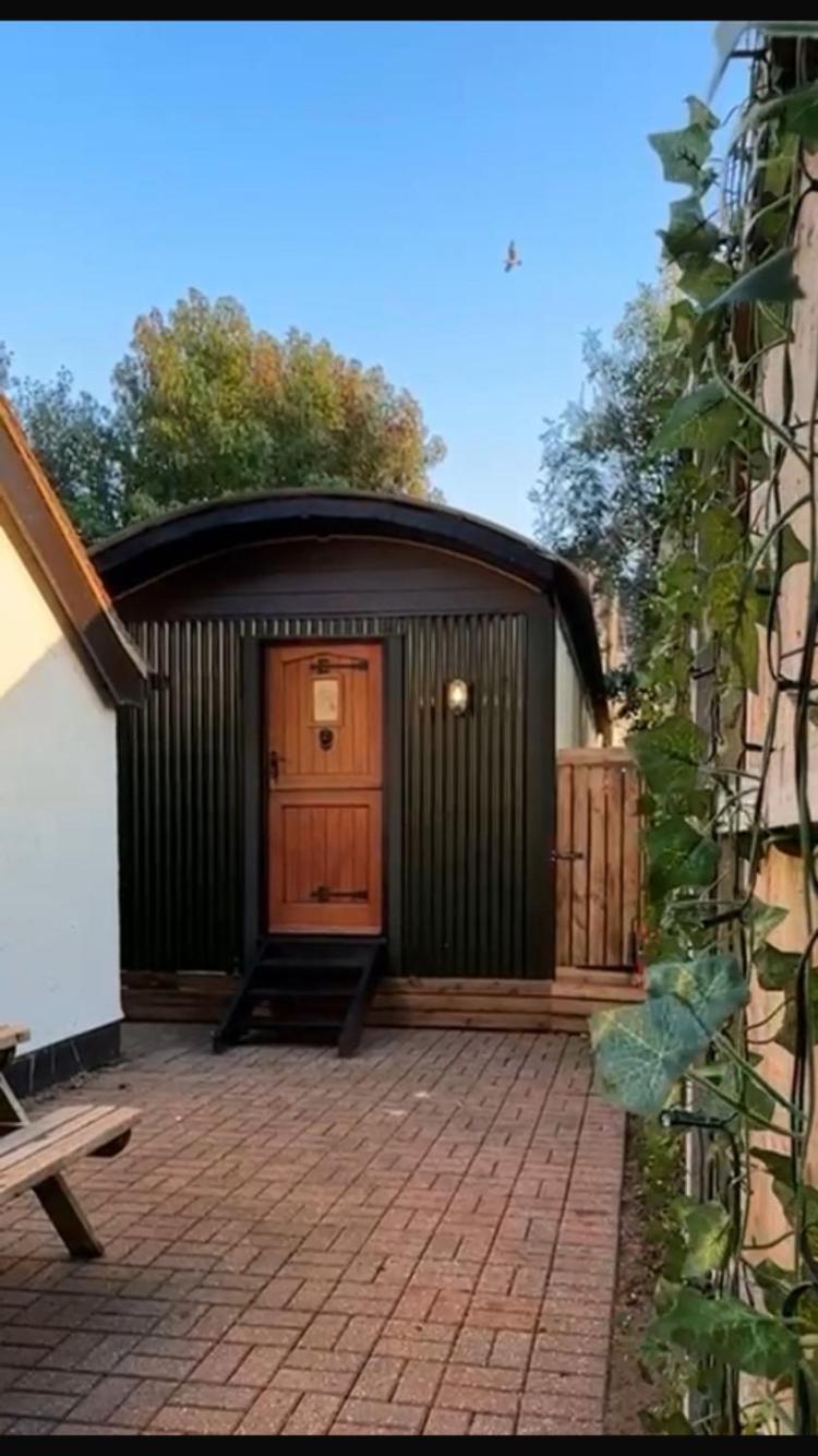 The Holly Hut Hotel Burton  Kültér fotó